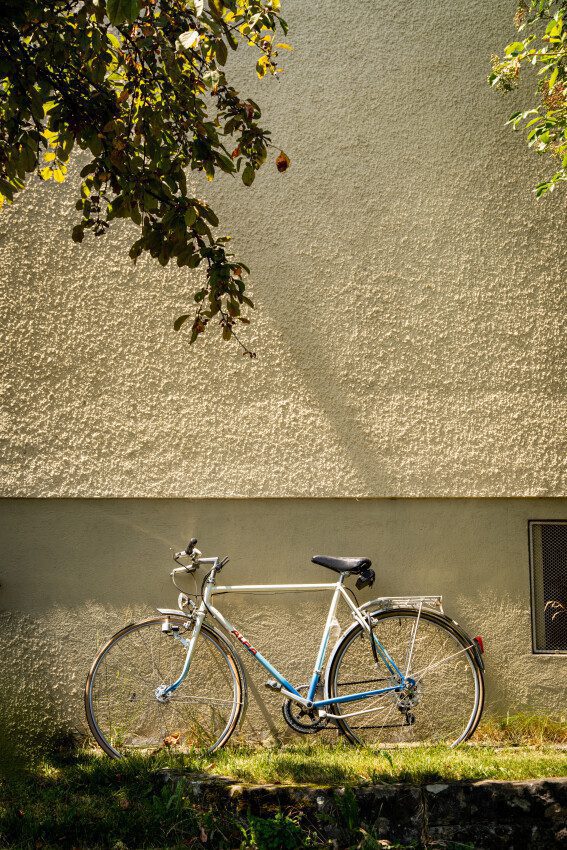 Fahrrad, dass an der Wand lehnt.