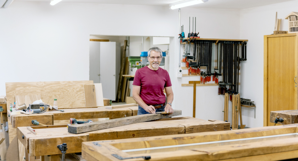 Emil Trachsel in der Holzwerkstatt