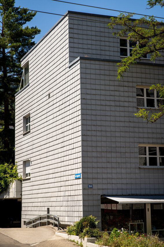 Detailaufnahme der Fassade des Mehrfamilienhauses der Siedlung Verwaltungsgebäude (Etappe 21)