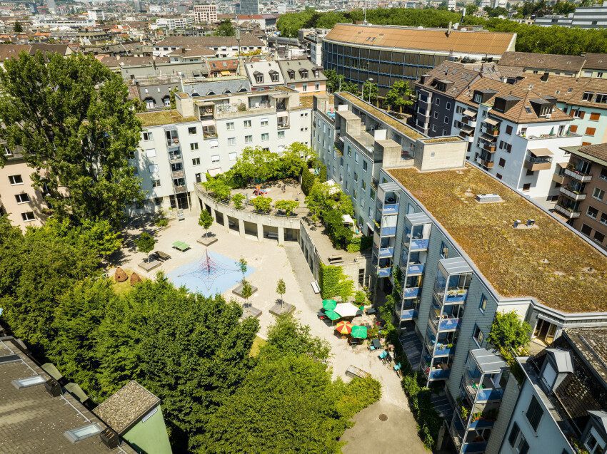 Luftaufnahme der Mehrfamilienhäuser inkl. Innenhof der FGZ-Siedlung Manessehof (Etappe 23)