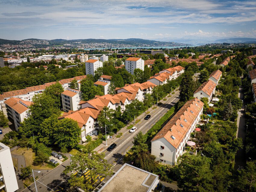 Luftaufnahme der Mehrfamilienhäuser der Siedlung Schweighofstrasse Mitte (Etappe 7), gut sichtbar die Schweighofstrasse vor den Häusern