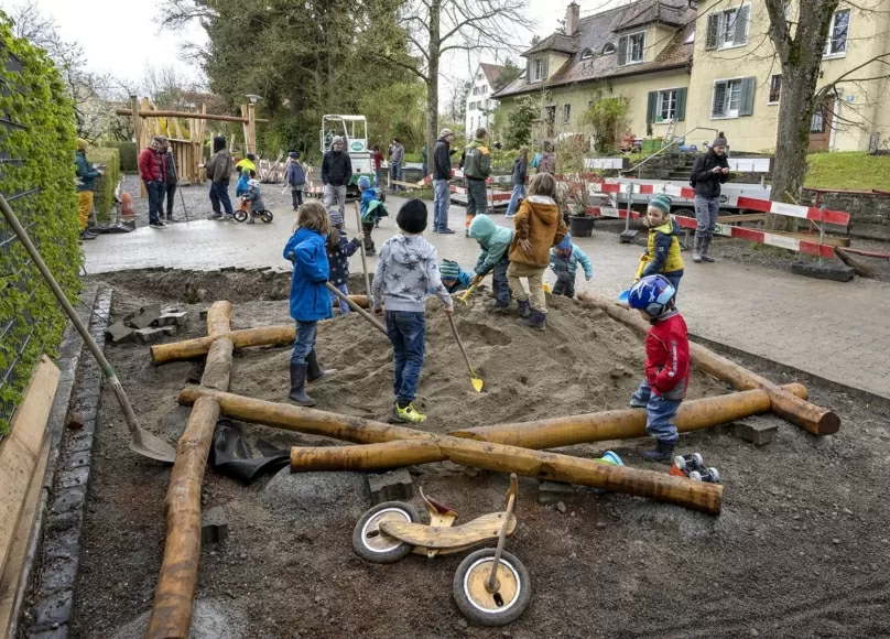 Kinderspielplatz mit Kindern