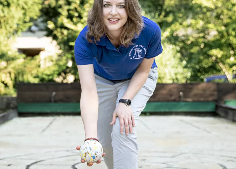 Andrea Steingruber mit Bocciakugel in der Hand