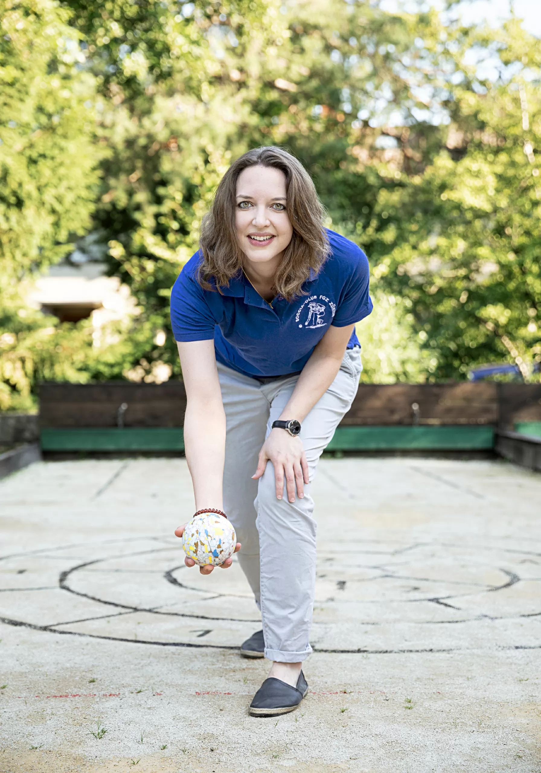 Andrea Steingruber mit Bocciakugel in der Hand