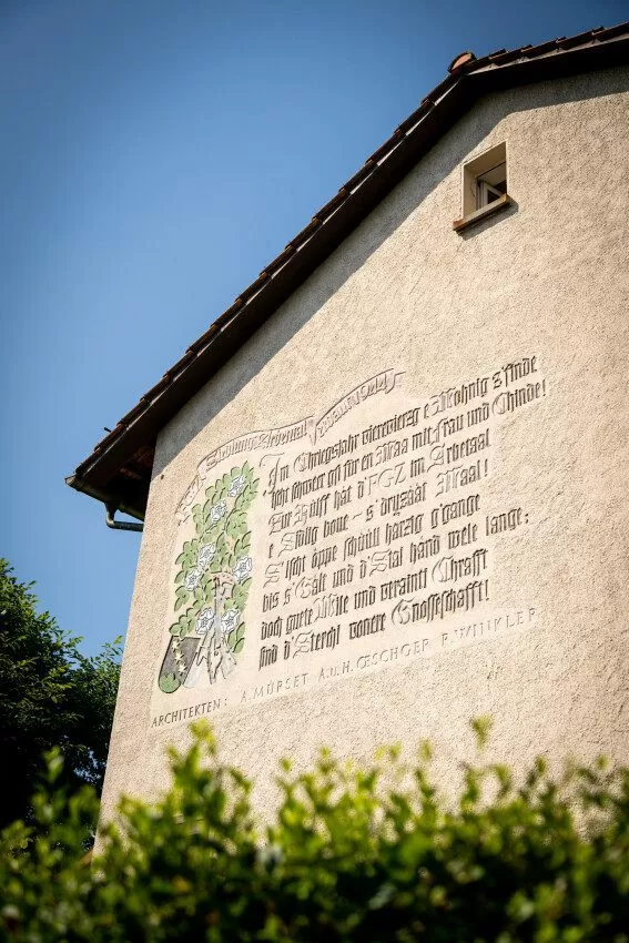 Hausfassade mit Schriftzug der FGZ-Siedlung Arbental (Etappe 13).