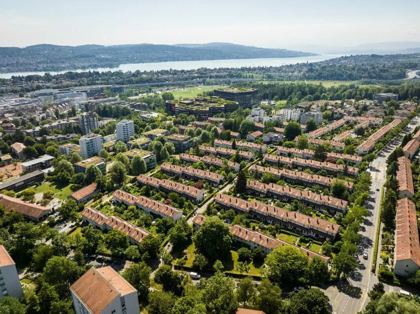 Luftaufnahme der FGZ-Siedlung Arbental (Etappe 13). Im Hintergrund sieht man den Zürichsee.