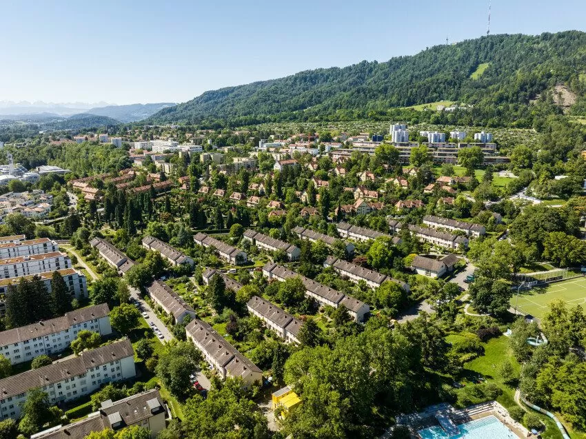 Luftaufnahme der Reihen-Einfamilienhäuser der FGZ-Siedlung Bernhard-Jäggi-Weg (Etappe 14)