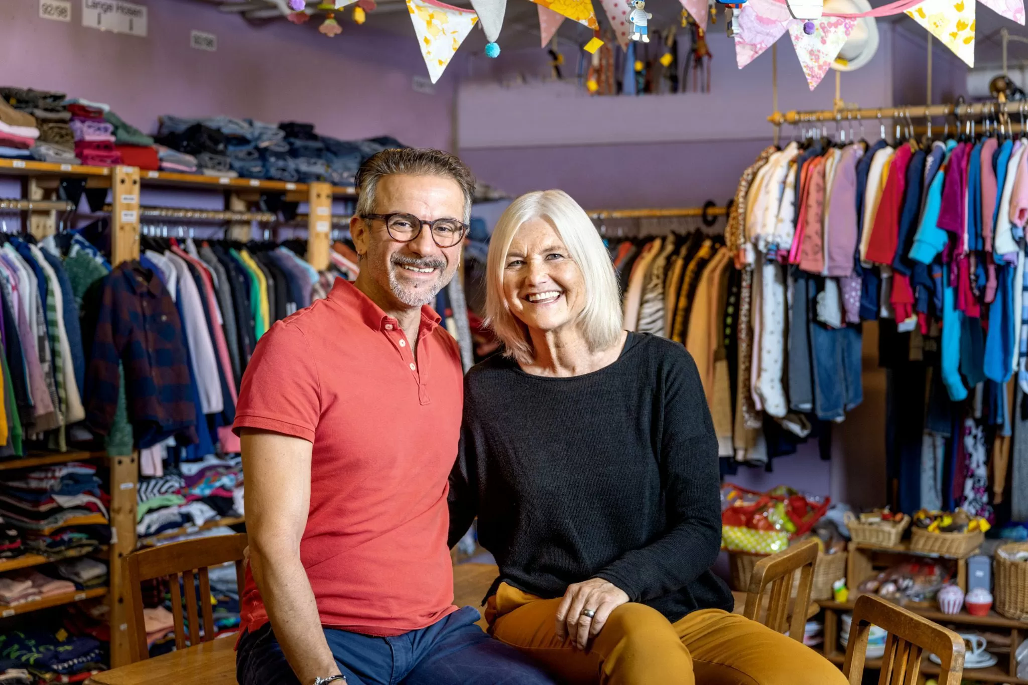Eveline Vogel und David Berdah im Laden der Kinderkleiderbörse