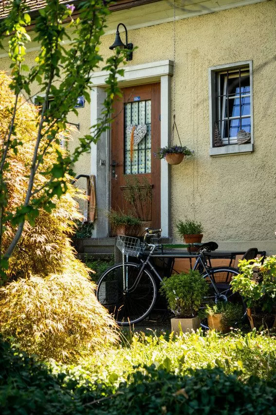 Hauseingang mit Fahrrad eines Hauses in der Siedlung Pappelstrasse (Etappe 1)