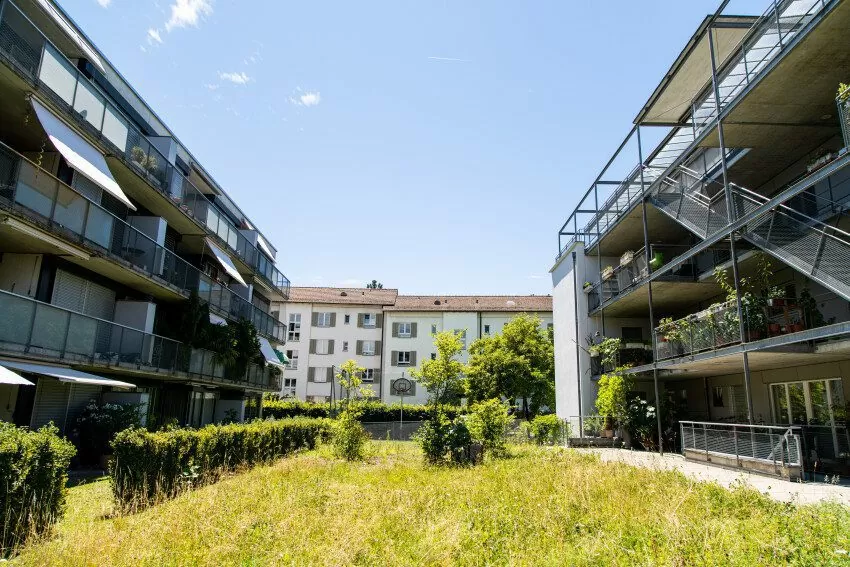 Gartenbereich zwischen 2 Mehrfamilienhäuser der FGZ-Siedlung Unterer Schweighof II (Etappe 10)