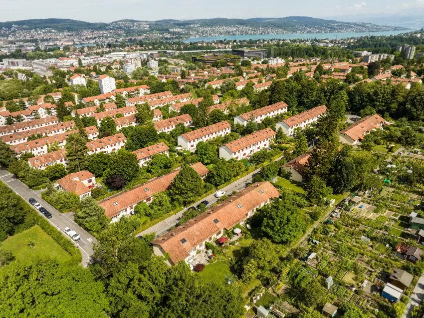 Luftaufnahme der Reihen-Einfamilienhäuser mit Garten in der FGZ-Siedlung Rossweidli, Langweig, Oberer Kleinalbis (Etappe 12), weiter hinten sichtbar ist der Zürichsee