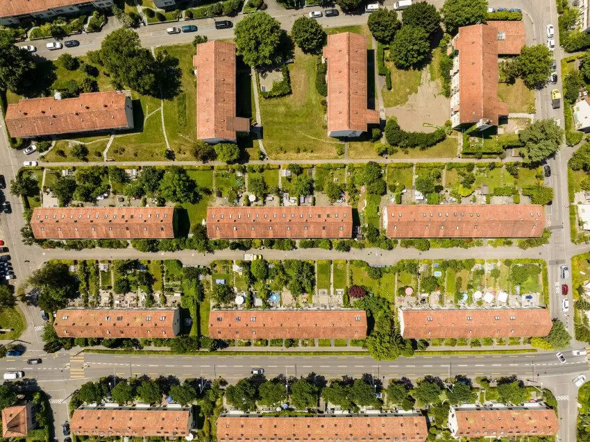 Luftaufnahme der Reihen-Einfamilienhäuser mit Garten in der FGZ-Siedlung Rossweidli, Langweig, Oberer Kleinalbis (Etappe 12)