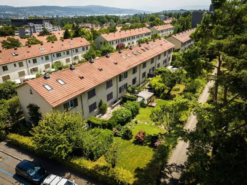 Luftaufnahme der Reihen-Einfamilienhäuser mit Garten in der FGZ-Siedlung Rossweidli, Langweig, Oberer Kleinalbis (Etappe 12)
