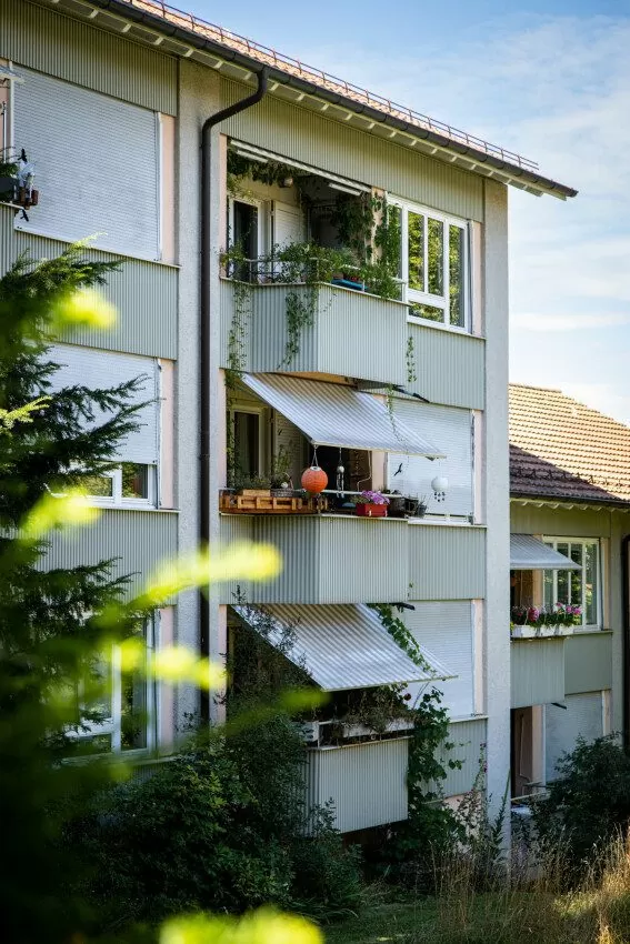 Balkonfassade eines Mehrfamilienhauses in der FGZ-Siedlung Rossweidli (Etappe 18)