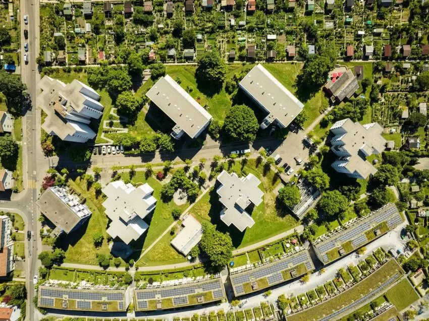 Luftaufnahme der Mehrfamilienhochhäuser der FGZ-Siedlung Friesenberghalde (Etappe 20),