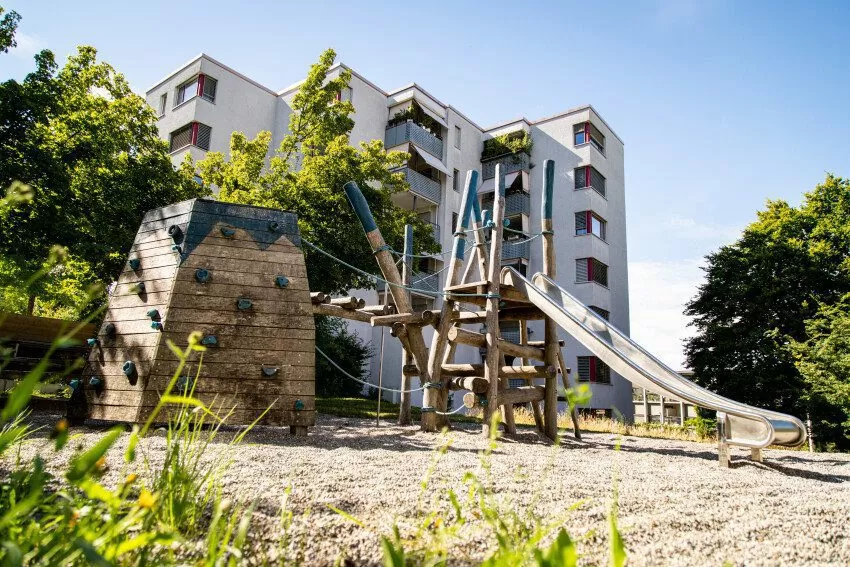 Mehrfamilienhochhaus inklusive Spielplatz der FGZ-Siedlung Friesenberghalde (Etappe 20),