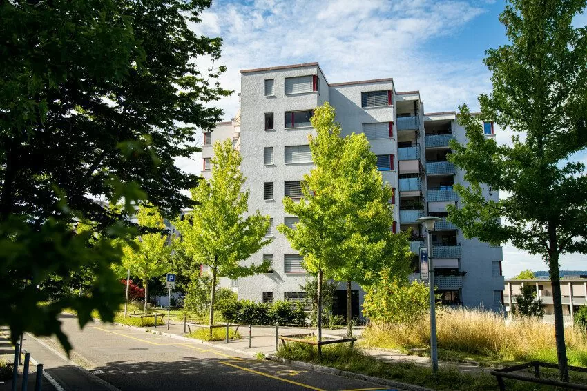 Mehrfamilienhochhaus inklusive etwas Gartenbereich der FGZ-Siedlung Friesenberghalde (Etappe 20),