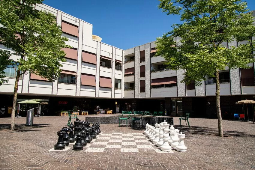 Schachspiel auf dem Friesenbergplatz vor den Mehrfamilienhäusern der FGZ-Siedlung Quartierzentrum Friesenberg