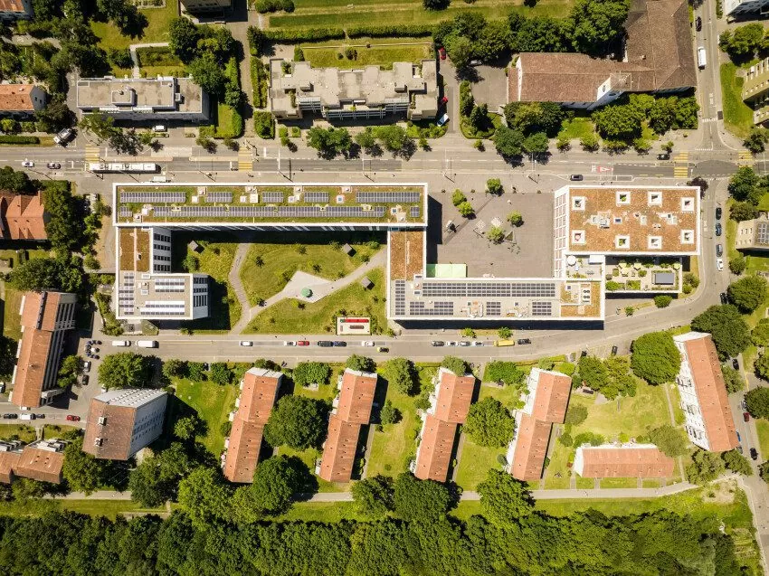 Luftaufnahme der Mehrfamilienhäuser der FGZ-Siedlung Quartierzentrum Friesenberg, senkrecht von oben