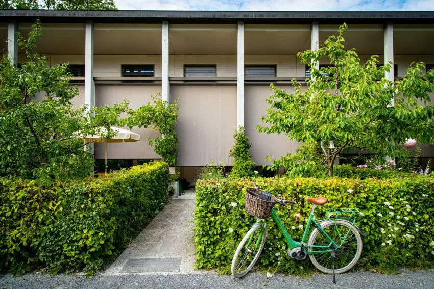 Fahrrad vor Garten eines Reihen-Einfamilienhauses der FGZ-Siedlung Grünmatt (Etappe 3)