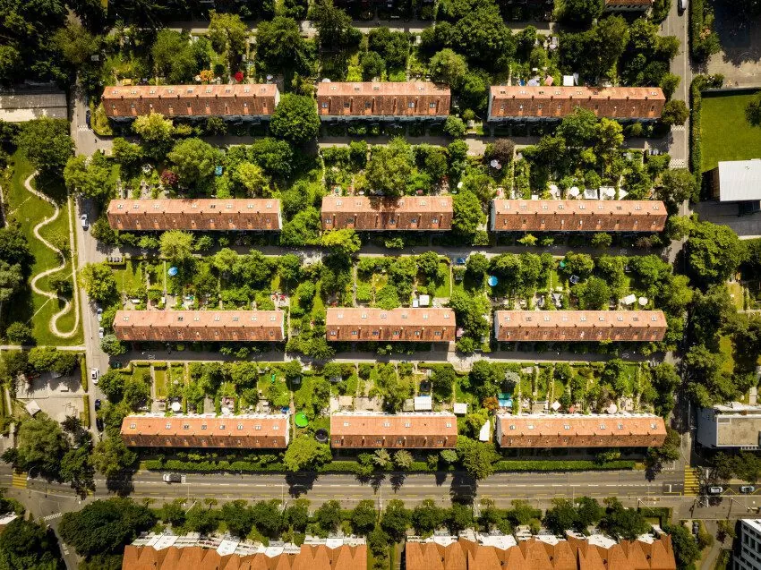 Luftaufnahme der Reihen-Einfamilienhäuser der Siedlung Kleinalbis (Etappe 5)