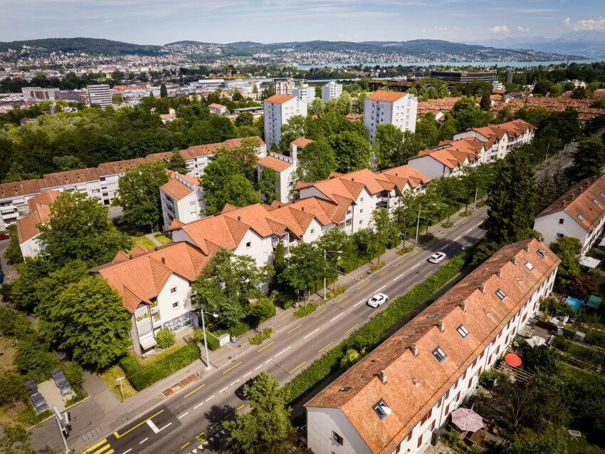 Luftaufnahme der Mehrfamilienhäuser der Siedlung Schweighofstrasse Mitte (Etappe 7), gut sichtbar die Schweighofstrasse vor den Häusern