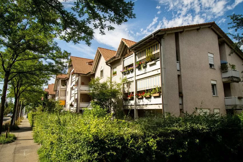 Mehrfamilienhäuser mit Grün davor der FGZ-Siedlung Schweighofstrasse Mitte (Etappe 7)