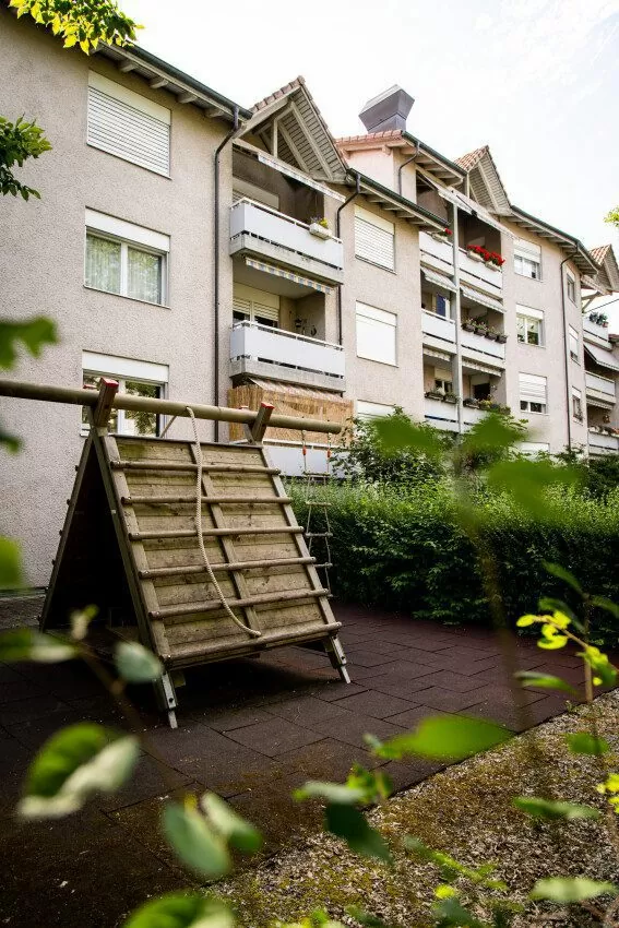 Mehrfamilienhäuser mit Spielplatz davor der Siedlung Schweighofstrasse Mitte (Etappe 7)