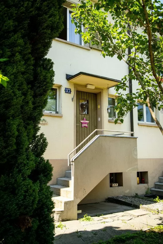 Hauseingang zu einem Reihen-Einfamilienhaus der FGZ-Siedlung Schweighofstrasse Süd (Etappe 9)