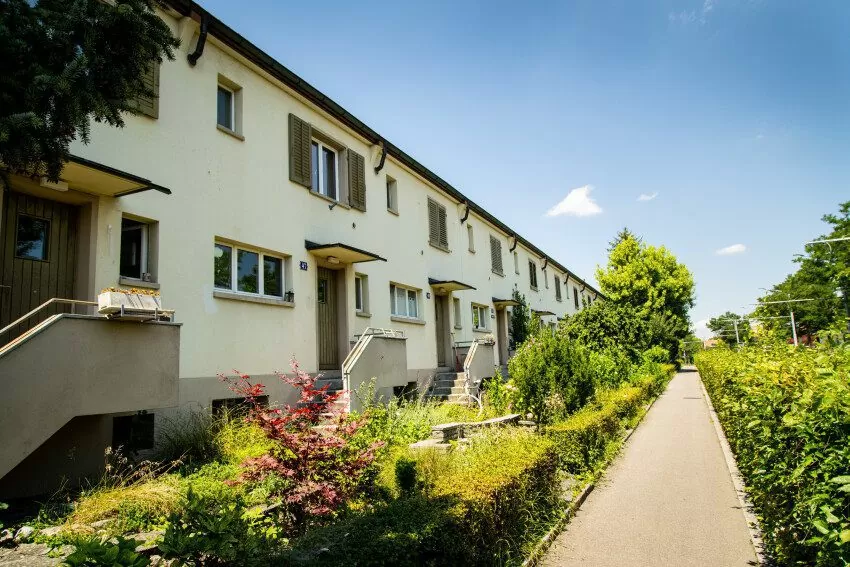 Hauseingänge der Reihen-Einfamilienhäuser der FGZ-Siedlung Schweighofstrasse Süd (Etappe 9) mit Weg davor