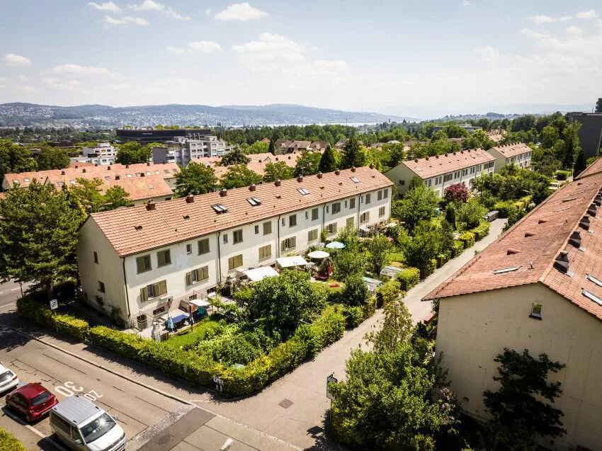 Luftaufnahme der Reihen-Einfamilienhäuser der FGZ-Siedlung Schweighofstrasse Süd (Etappe 9), senkrecht von oben