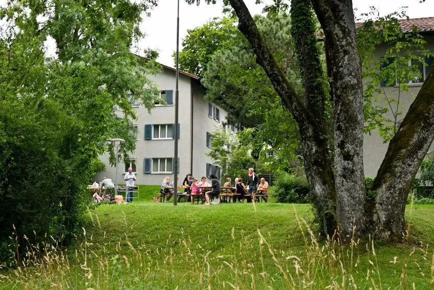 Gartenbereich mit Siedlungsfest in der FGZ-Siedlung Hegianwandweg (Etappe 17)